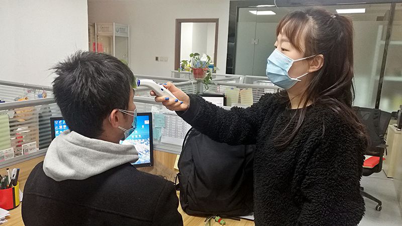 開展體溫檢測，確保工作安全有序800